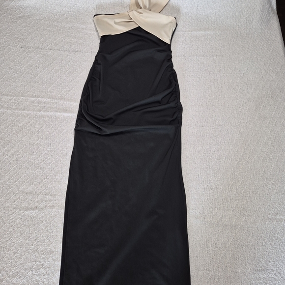 SHEIN Black and Cream One-Shoulder Dress - Picture 4 of 9